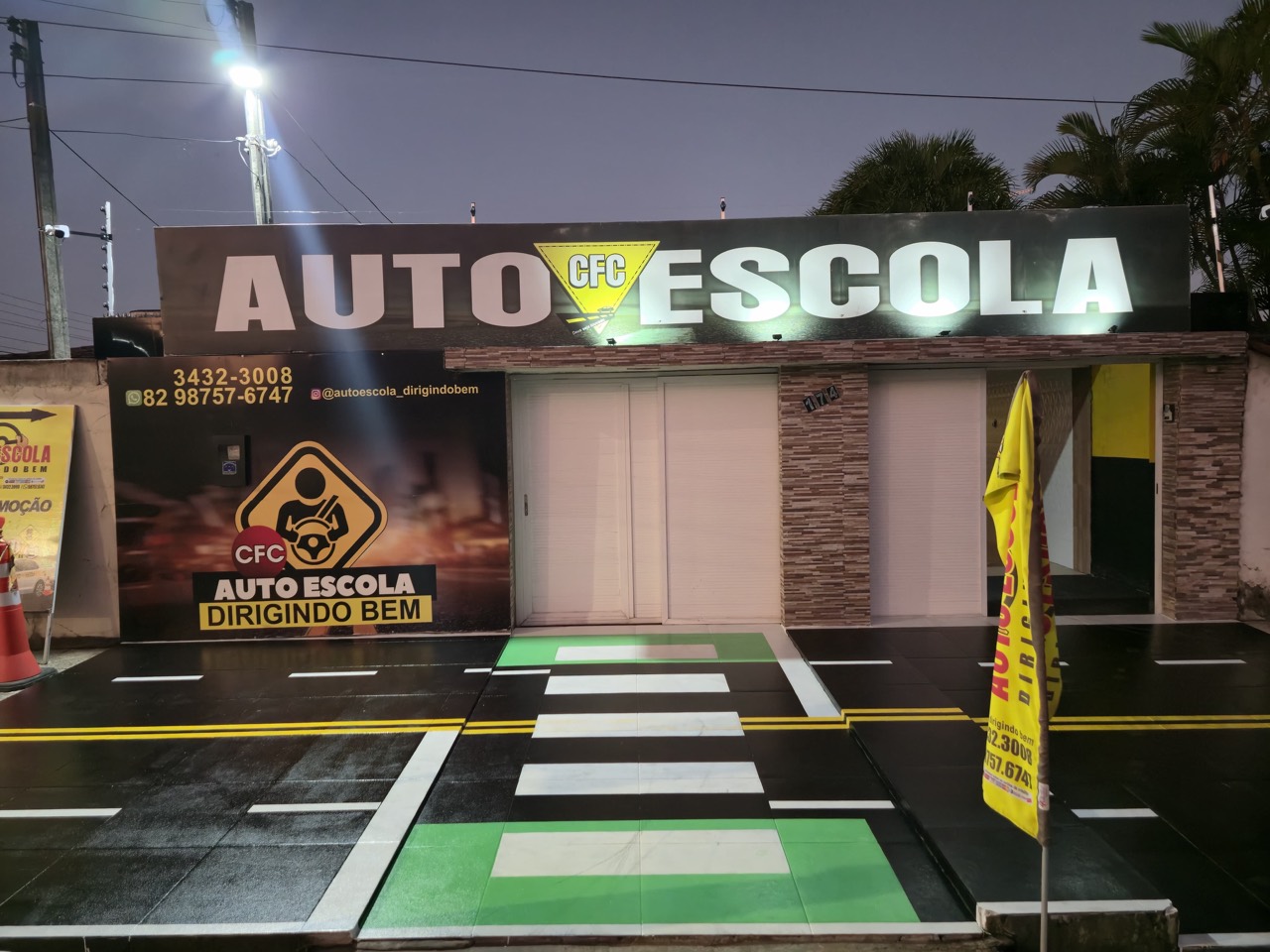 Entrada da Autoescola Dirigindo Bem com sinalização de pista